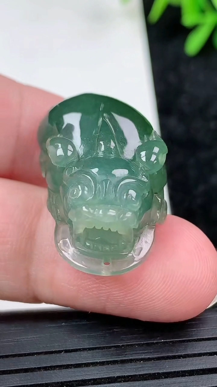 天然A货翡翠貔貅吊坠尺寸30.8-17.5-11.8重量:13.43g
3月15日