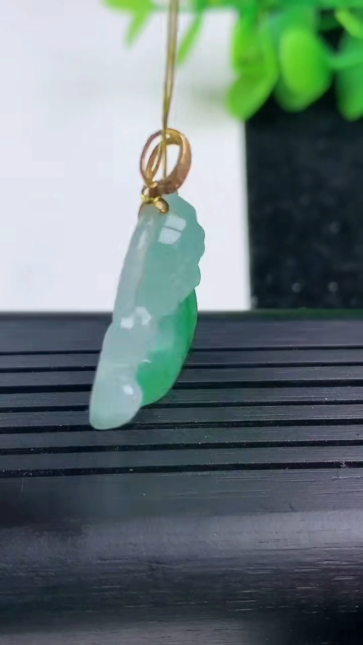 天然A货翡翠佛公吊坠尺寸21.6-25.4-5.4重量:5.32g
3月15日