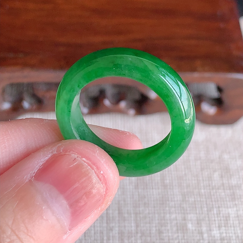 天然A货翡翠满绿素面戒指 
尺寸18.2-5.7-3.6mm 重量4.12g 0314