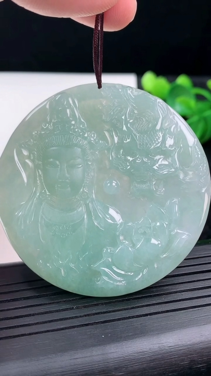 天然A货翡翠祥龙观音菩萨吊坠尺寸56.6-5.4重量:36.39g
3月15日