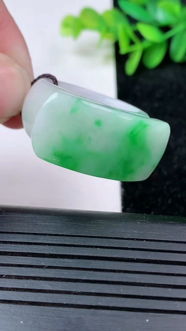 天然A货翡翠马鞍扳指戒指尺寸21.5-32.9-14.8-12.9重量:22.52g2026年3月15日
工厂直销收藏佳品,种好水足，色泽均匀，有种有色，上手高大气！