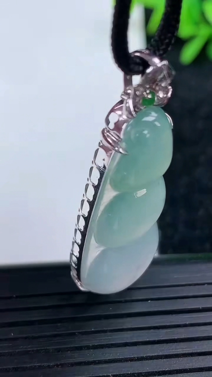 天然A货翡翠福豆吊坠尺寸43-14.5-8.1重量:6.20g
3月15日