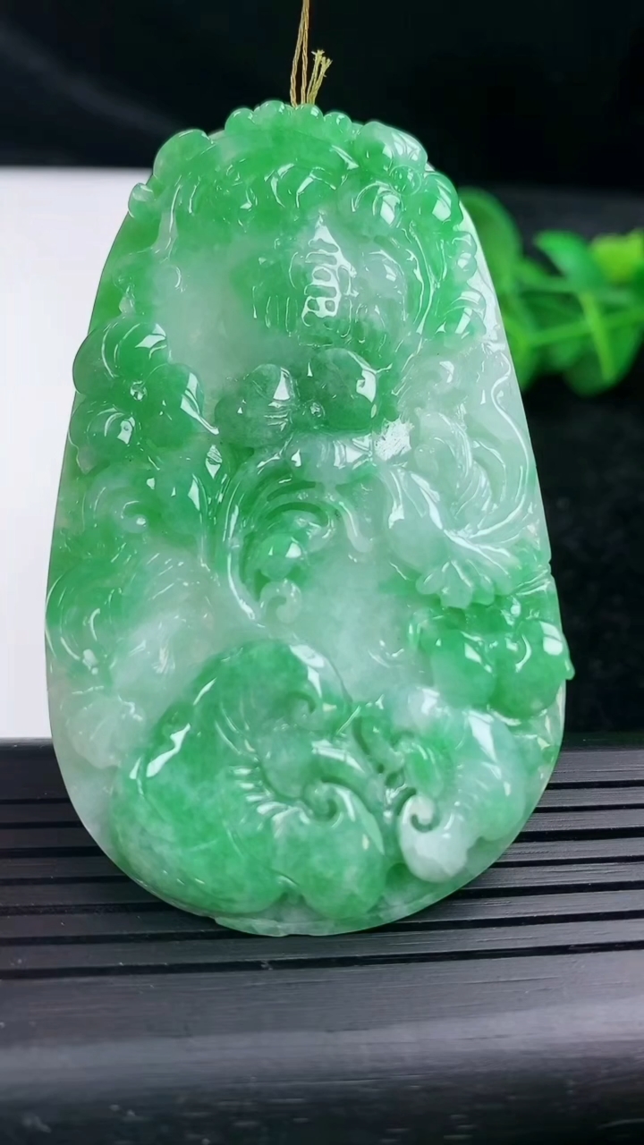 天然A货翡翠鸟语花香吊坠尺寸70.7-41.9-5.5重量:35.07g
3月15日