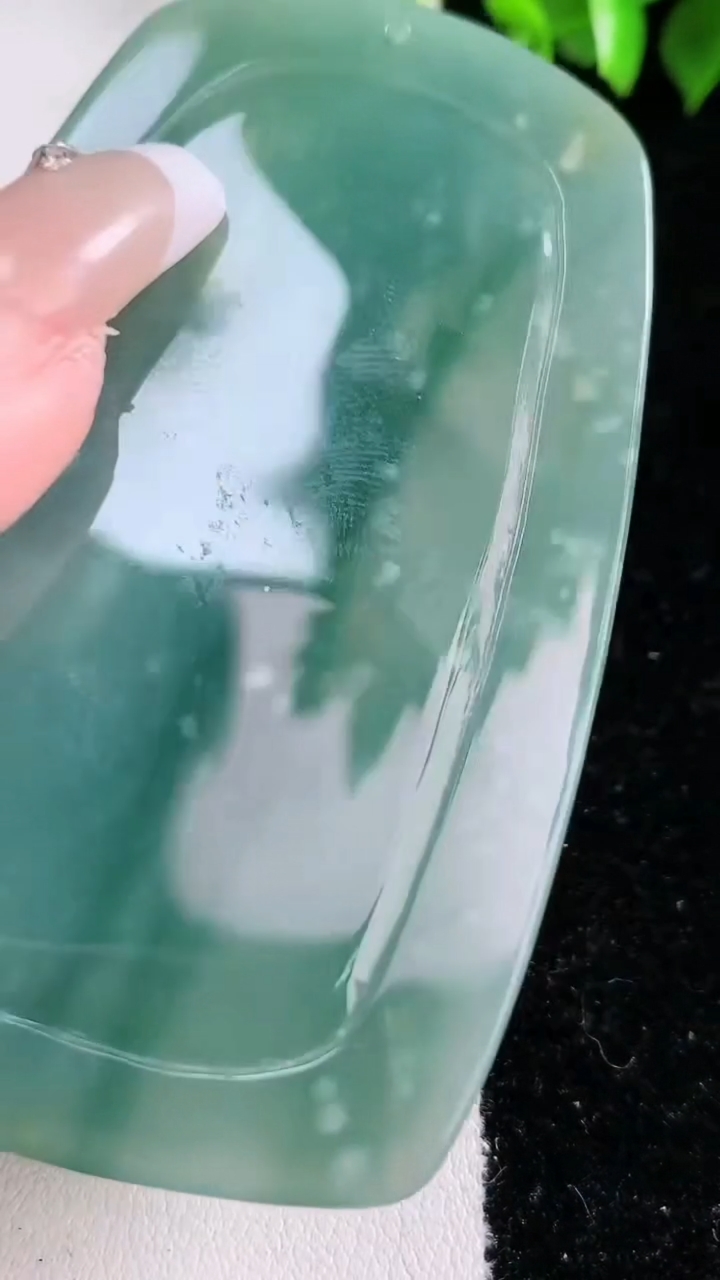 天然A货翡翠蓝水大势至菩萨吊坠，尺寸76.3-42-6.9，重:43.45g
3月15日