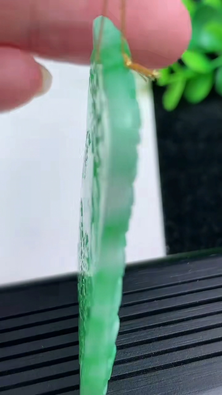 天然A货翡翠山水牌吊坠尺寸51.1-32.5-4.4重量:20.17g
3月15日