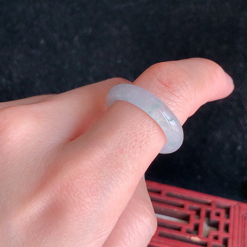 天然A货翡翠飘花素面戒指 
尺寸17.7-5-3.4mm 重量3.43g 0314