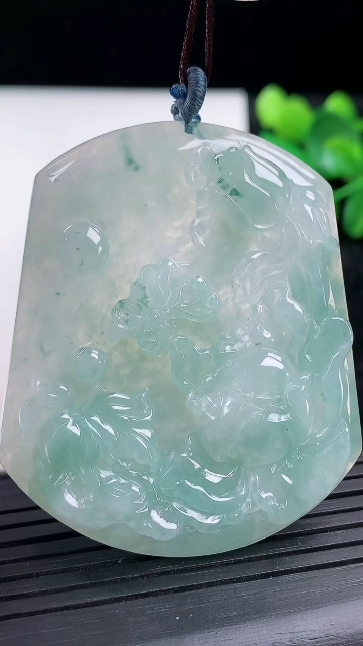 天然A货翡翠飘花花开富贵吊坠尺寸54.1-40.6-5.8重量:29.32g
3月15日