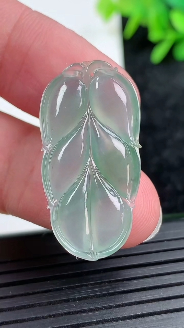 天然A货翡翠金枝玉叶 叶子吊坠尺寸32.2-16.3-3.2重量:3.66g
3月15日