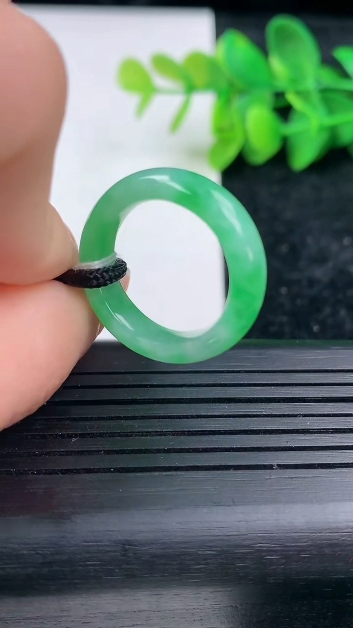 天然A货翡翠指环戒指尺寸16.9-5.4-3.4重量:4.01g2026年3月15日
工厂直销收藏佳品,种好水足，色泽均匀，有种有色，上手高大气！