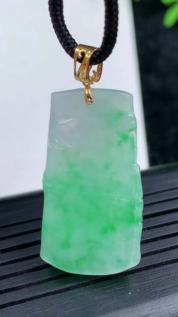 天然A货翡翠节节高升 竹节吊坠尺寸30.1-15.7-5.9重量:5.68g
3月15日