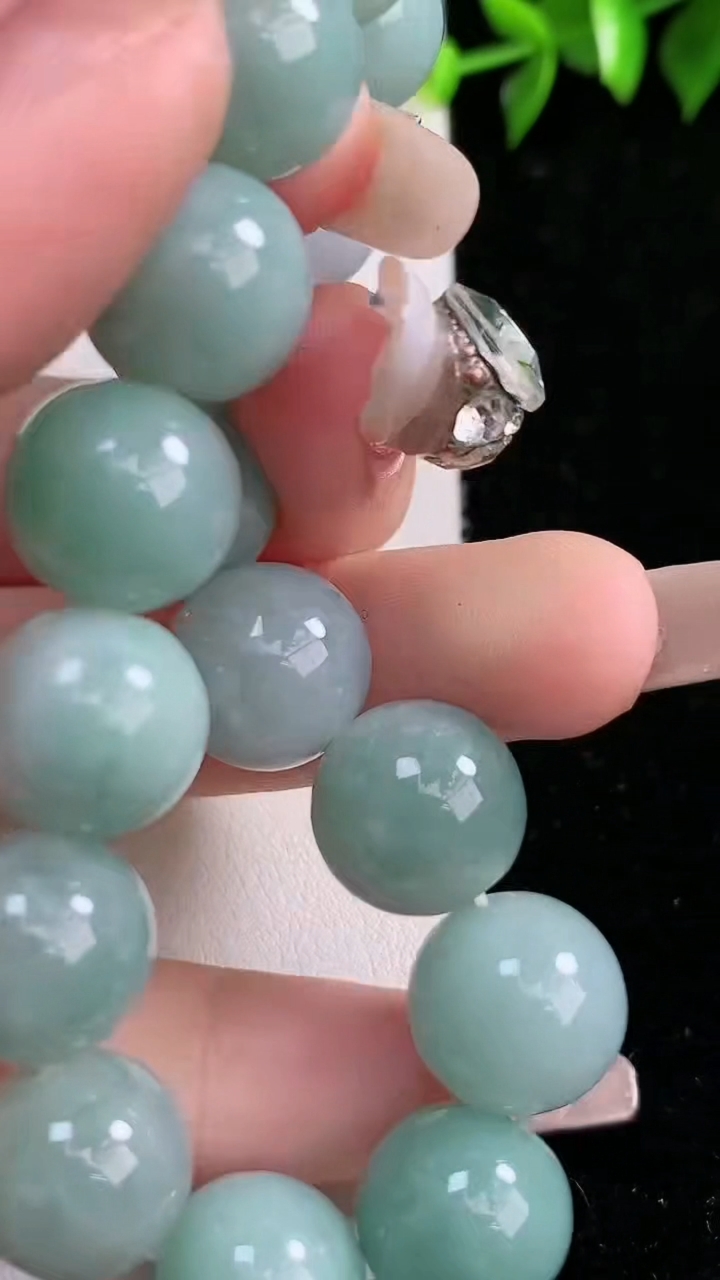 天然A货翡翠圆珠手串，尺寸13，重:58.19g3月15日
工厂直销收藏佳品,种好水足，色泽均匀，有种有色，上手高大气！