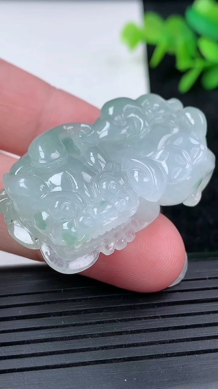 天然A货翡翠飘花霸王貔貅吊坠尺寸42-24.8-11.8重量:29.32g
3月15日