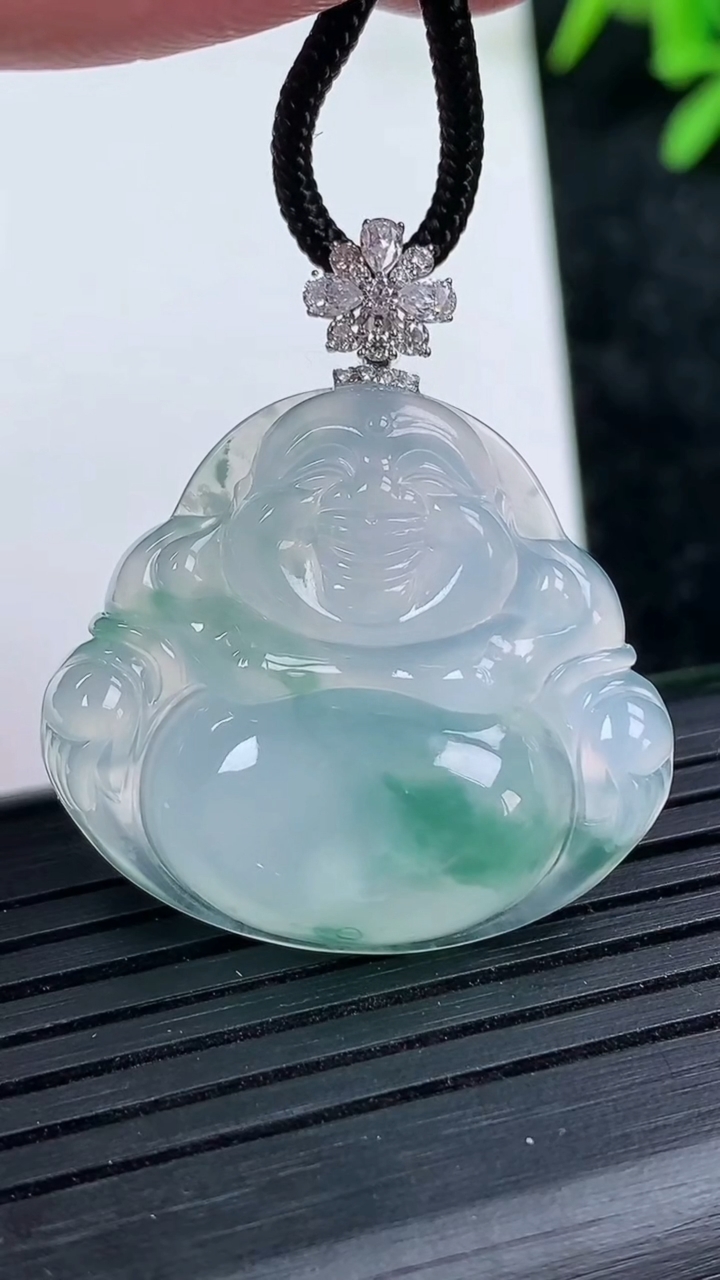 天然A货翡翠种飘花佛公吊坠尺寸26.3-29.7-6重量:7.78g
3月15日