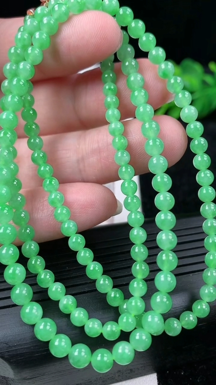 天然A货翡翠圆珠项链尺寸4-138颗重量:21.89g
3月15日