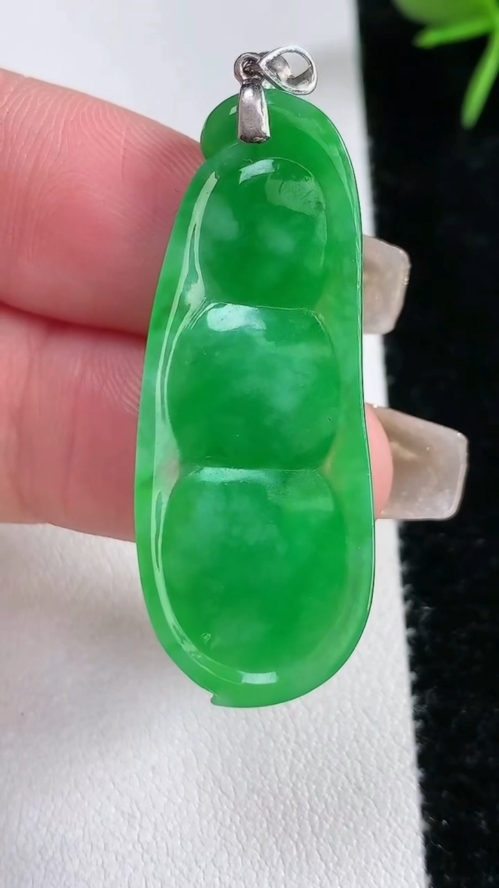 天然A货翡翠福豆吊坠，尺寸41-16.2-5.2，重量:6.12g
3月15日