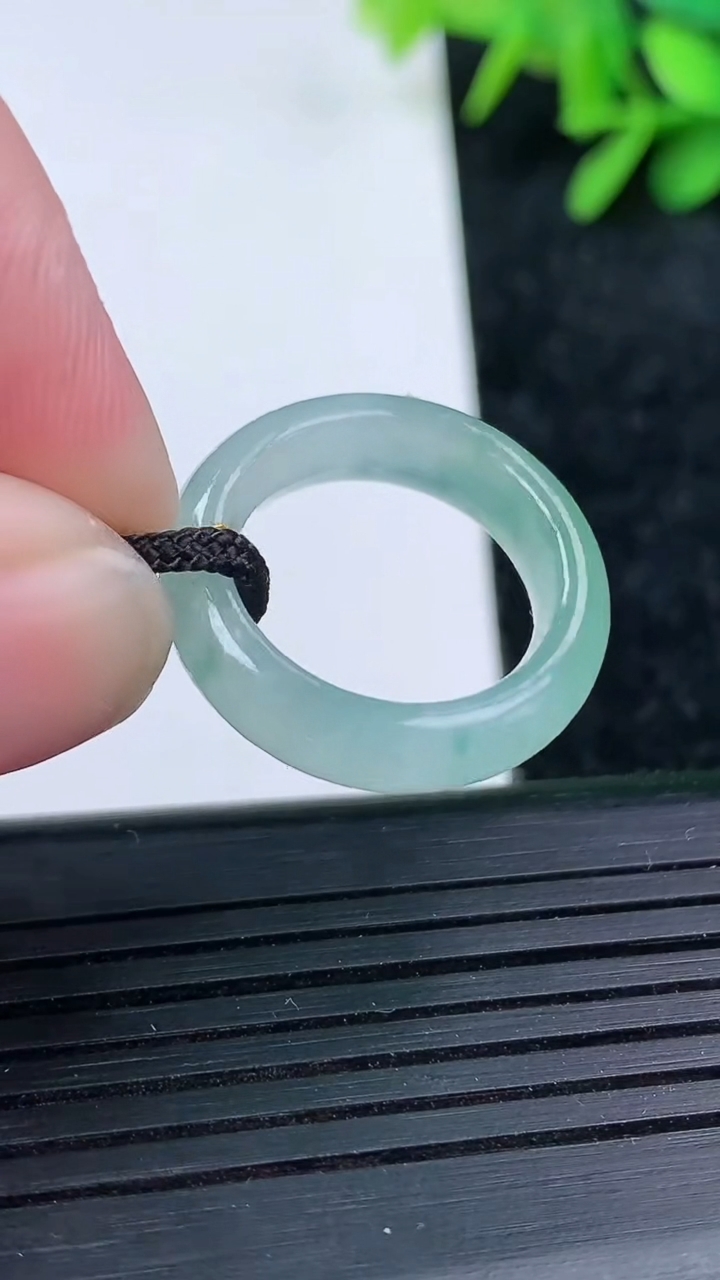 天然A货翡翠冰种飘花指环戒指尺寸15.6-5.1-3.3重量:3.24g2026年3月15日
工厂直销收藏佳品,种好水足，色泽均匀，有种有色，上手高大气！