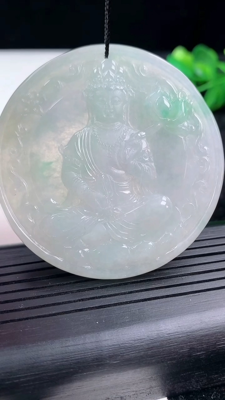 天然A货翡翠大势至菩萨吊坠尺寸56.5-5.5重量:30.46g
3月15日