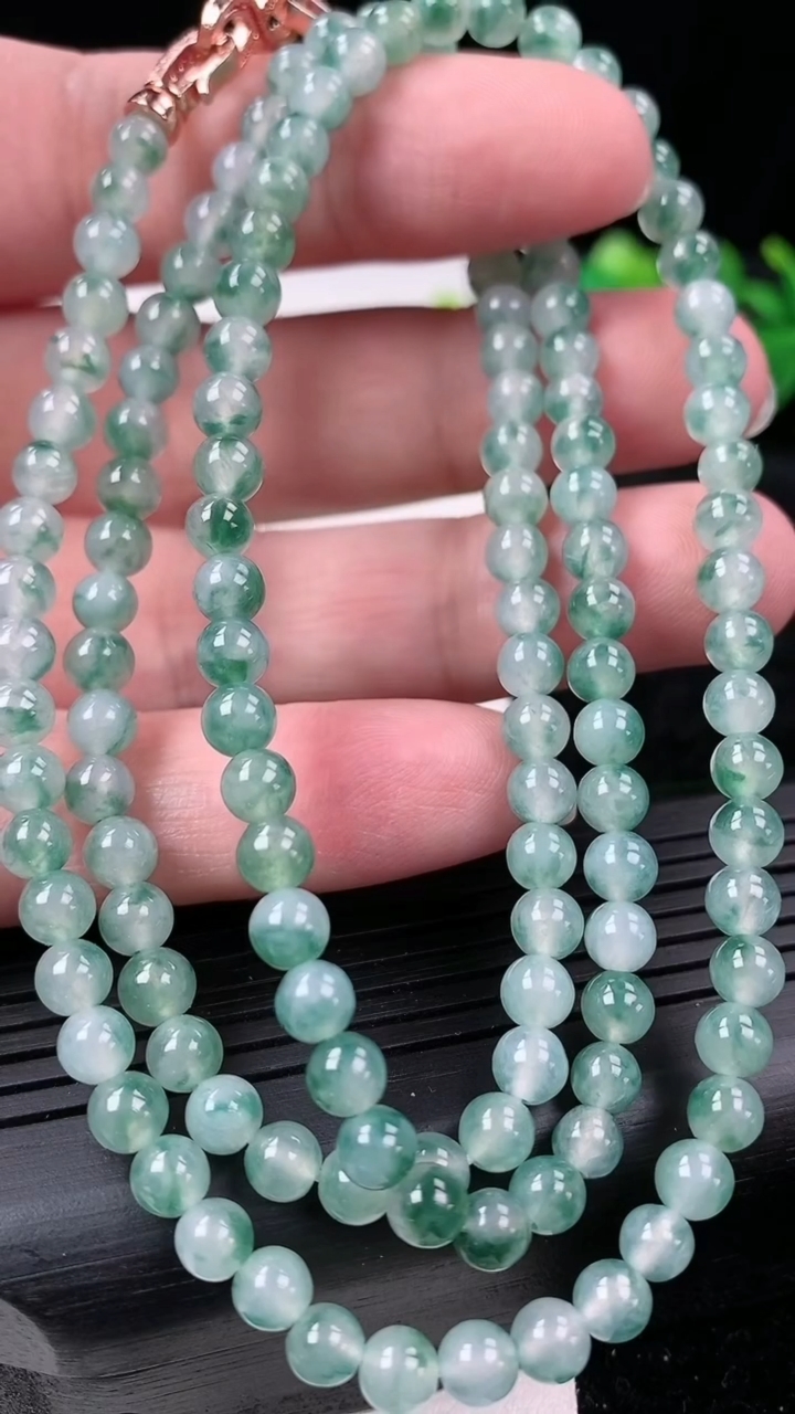 天然A货翡翠种飘花圆珠项链尺寸4.9-138颗重量:29.46g3月15日
工厂直销收藏佳品,种好水足，色泽均匀，有种有色，上手高大气！