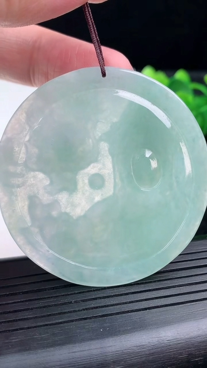 天然A货翡翠祥龙观音菩萨吊坠尺寸55.9-4.2重量:26.16g
3月15日