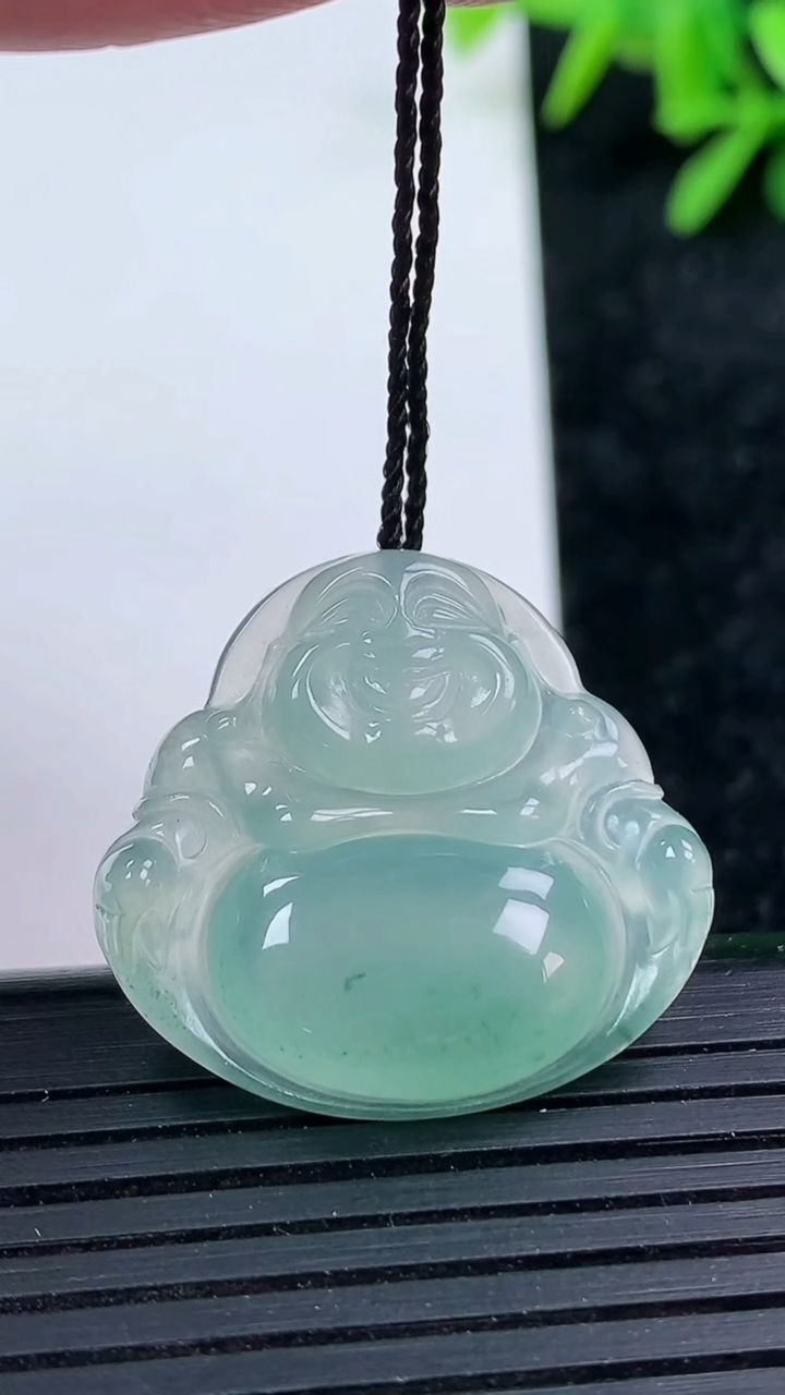 天然A货翡翠冰种飘花佛公吊坠尺寸24.8-26.8-5.3重量:5.27g
3月15日