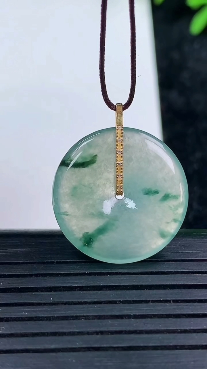 天然A货翡翠种飘花平安扣吊坠尺寸20.8-3.4重量:3.69g
3月15日