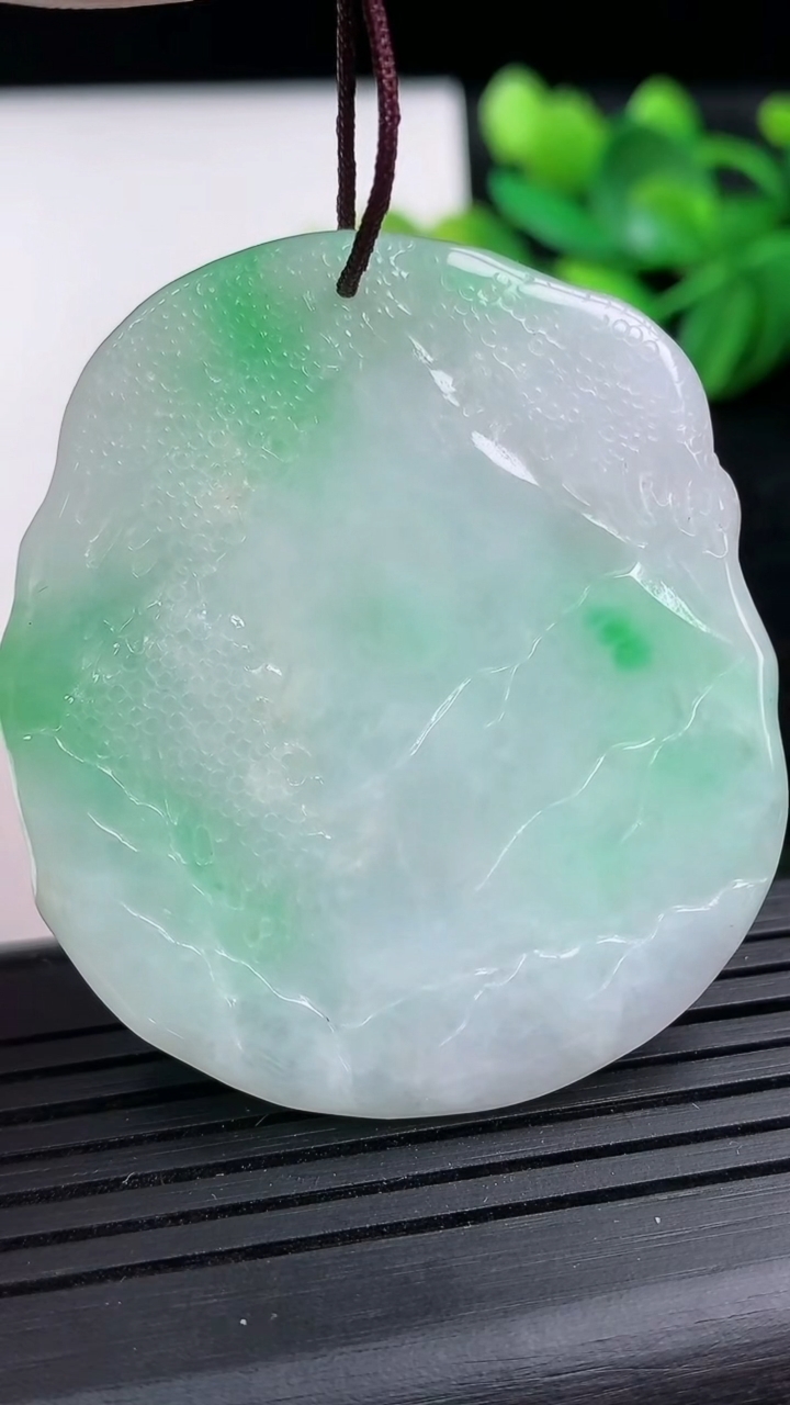 天然A货翡翠生肖马吊坠尺寸48.7-42.6-5.4重量:25.61g
3月15日