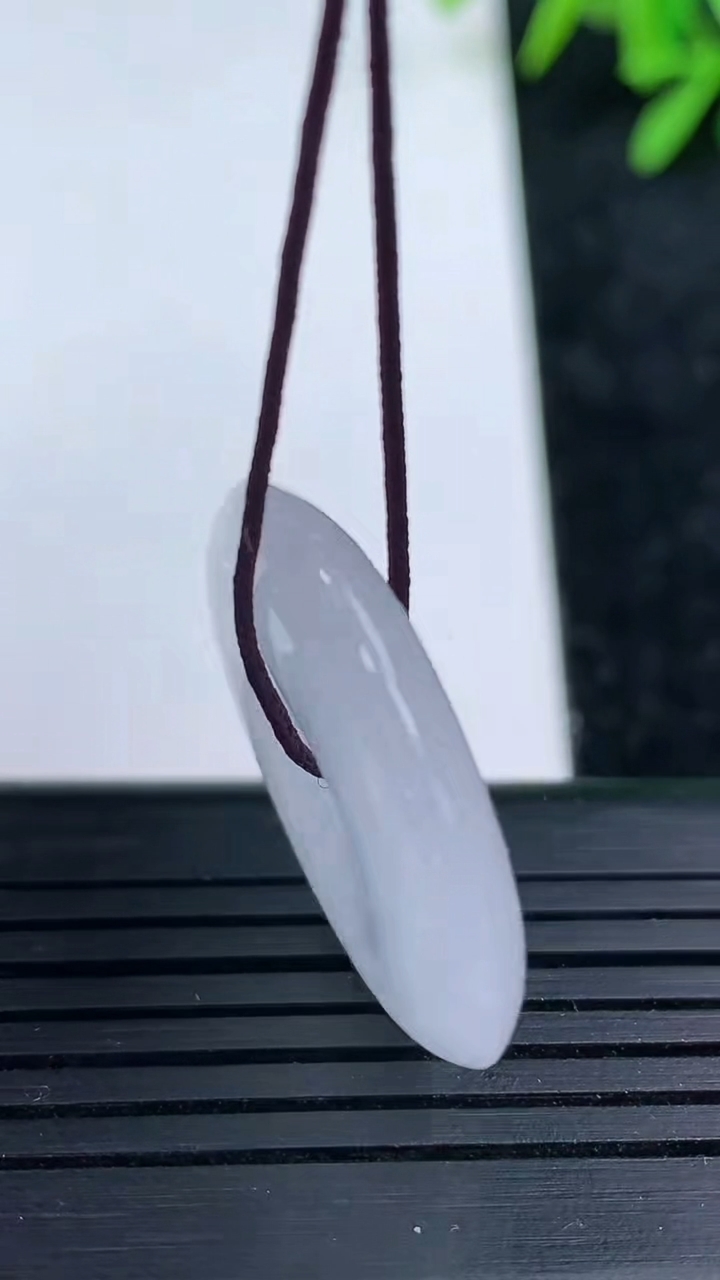 天然A货翡翠平安扣吊坠尺寸26.2-5.1重量:7.73g
3月15日