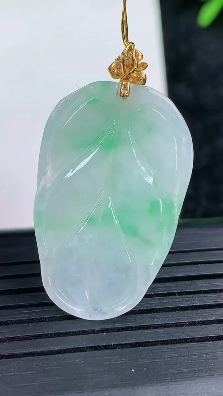 天然A货翡翠金枝玉叶 叶子吊坠尺寸31.6-19.9-4.8重量:6.51g
3月15日