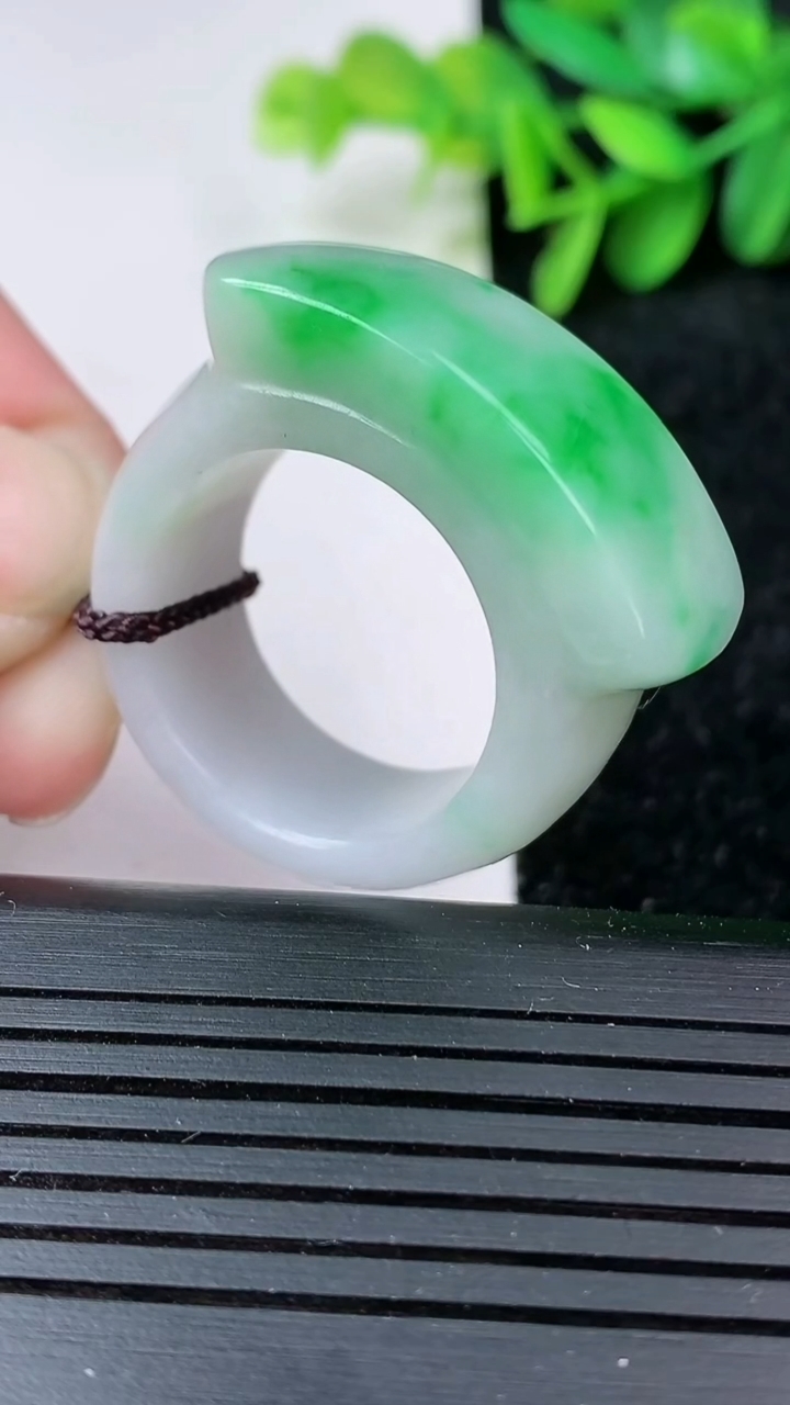 天然A货翡翠马鞍扳指戒指尺寸21.5-32.9-14.8-12.9重量:22.52g2026年3月1