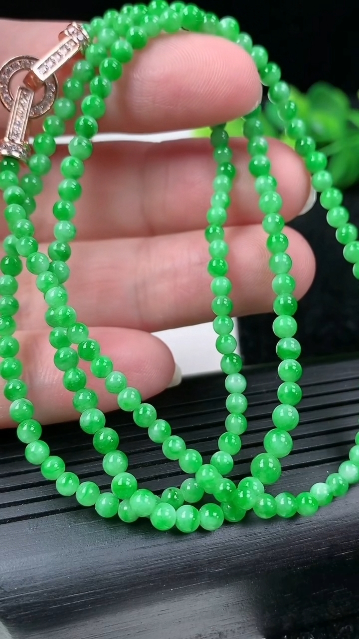 天然A货翡翠小米珠项链尺寸2.7-176颗重量:12.40g3月15日
工厂直销收藏佳品,种好水足，