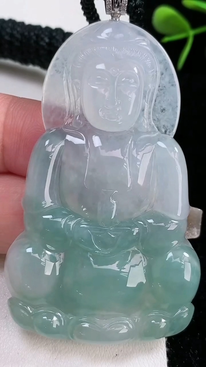 天然A货翡翠正装观音吊坠，尺寸64-40.5-5.2，重量：31.37g
3月15日