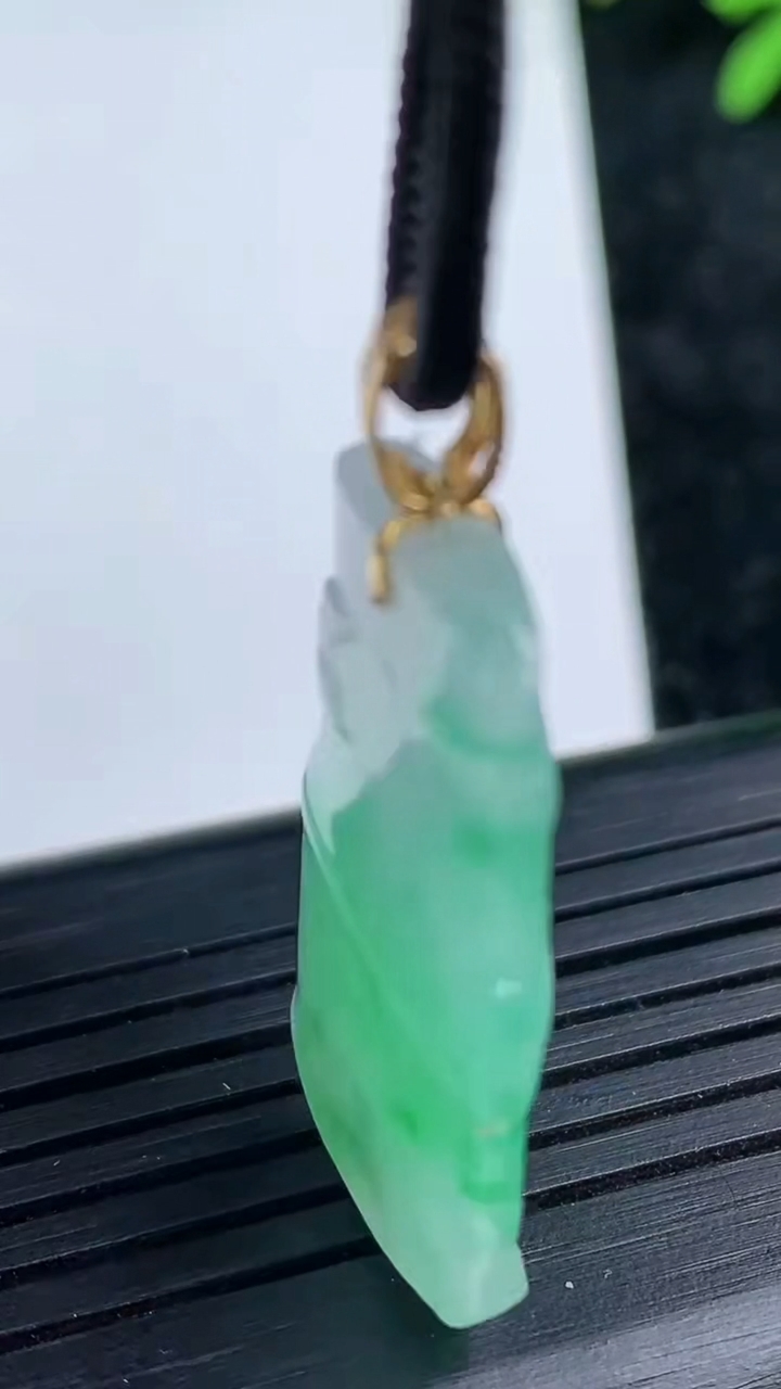 天然A货翡翠节节高升 竹节吊坠尺寸30.1-15.7-5.9重量:5.68g
3月15日