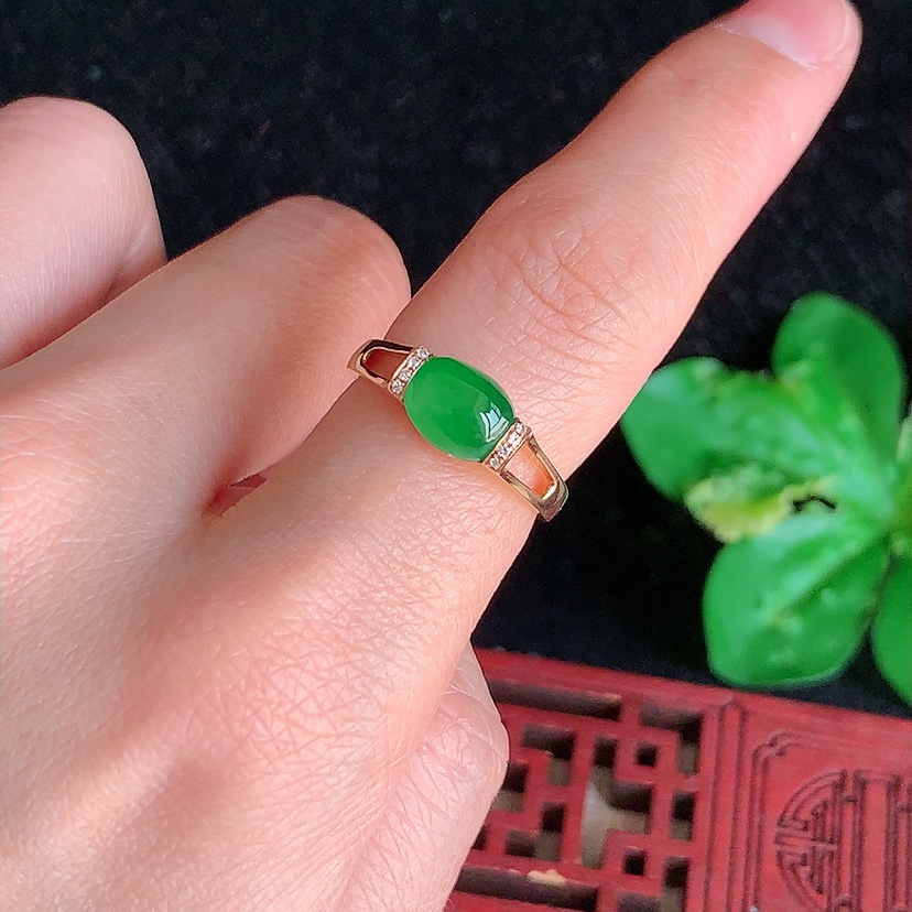 天然A货翡翠18K金伴钻镶嵌满绿蛋面吊坠 
尺寸32.6-19.5-10.7裸石20.4-16.4mm 重量9.86g 0313