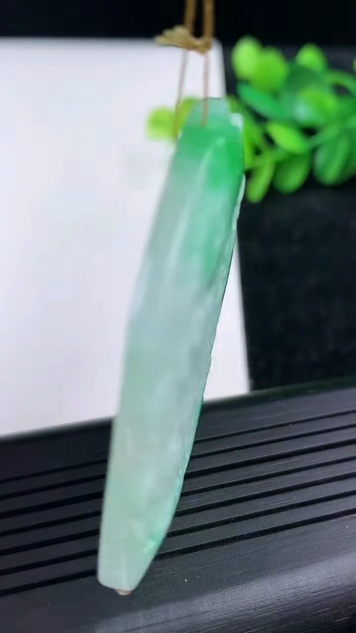 天然A货翡翠山水牌吊坠尺寸52.6-44.8-6.2重量:34.38g
3月15日