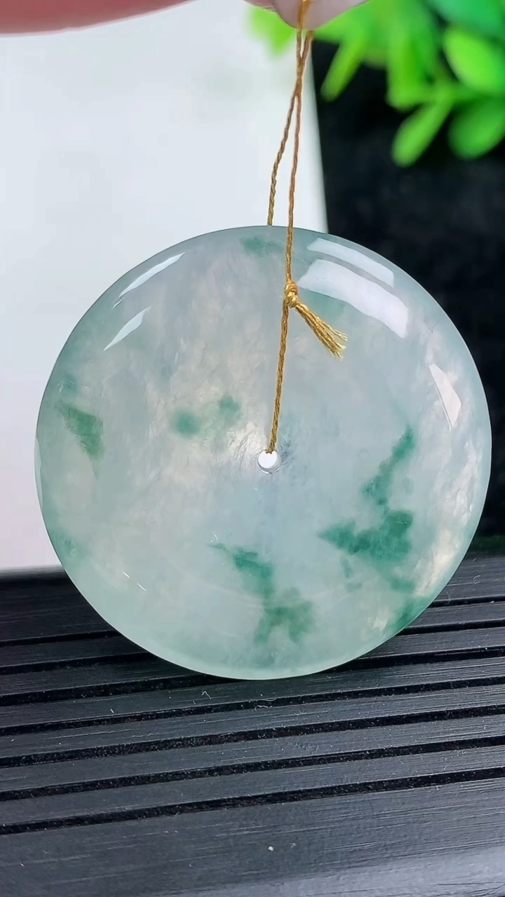 天然A货翡翠冰种飘花平安扣吊坠尺寸33.5-5.9重量:14.16g
3月15日