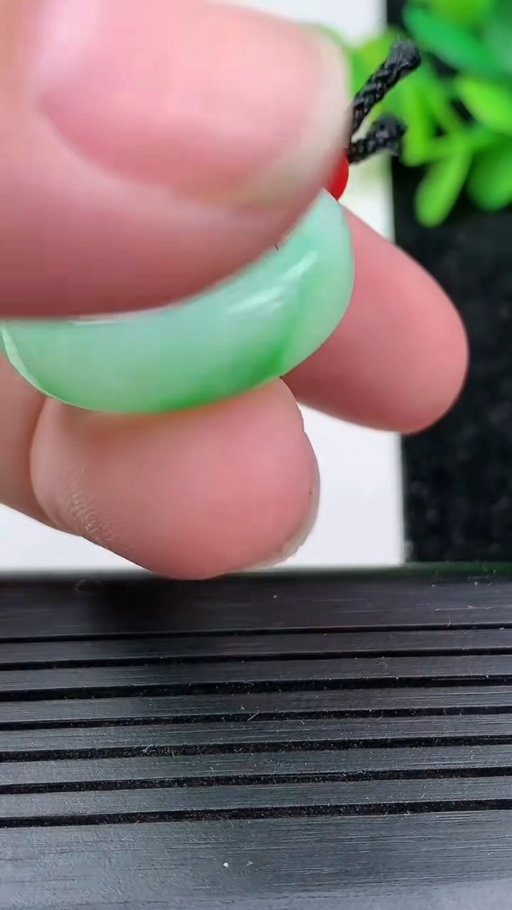 天然A货翡翠母子平安扣吊坠尺寸24.6-7重量:8.93g
3月15日