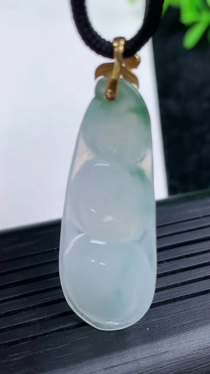 天然A货翡翠18K金飘花福豆吊坠尺寸38.8-13.9-5重量:5.22g
3月15日
​