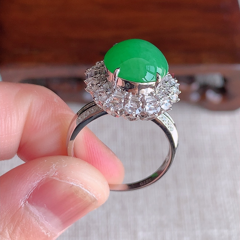 天然A货翡翠18K金伴钻镶嵌阳绿蛋面戒指 圈口17.5裸石
尺寸12.3-10.2mm 重量5.35g 0313