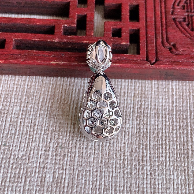 天然A货翡翠18K金伴钻镶嵌阳绿葫芦吊坠 
尺寸22.6-9.8-8裸石11.7-6.8mm 重量2