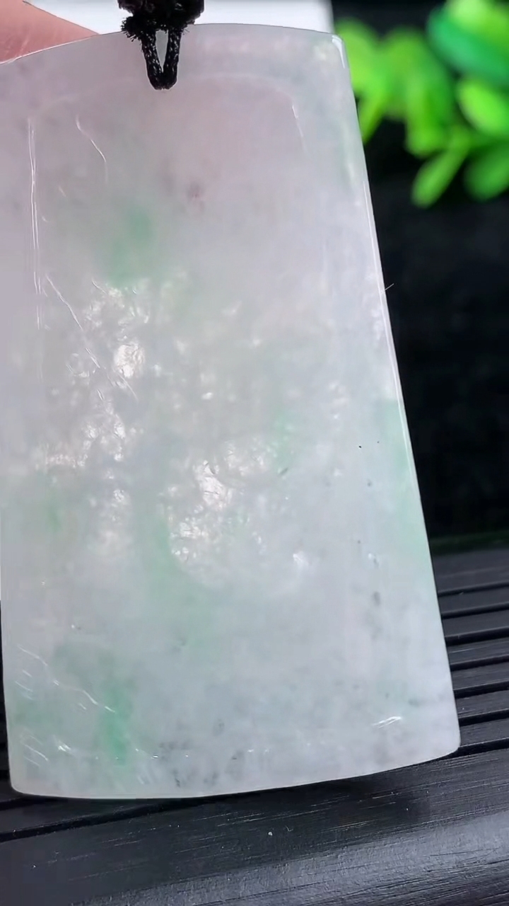 天然A货翡翠龙牌吊坠尺寸52.5-31.3-4.2重量:18.89g
3月15日