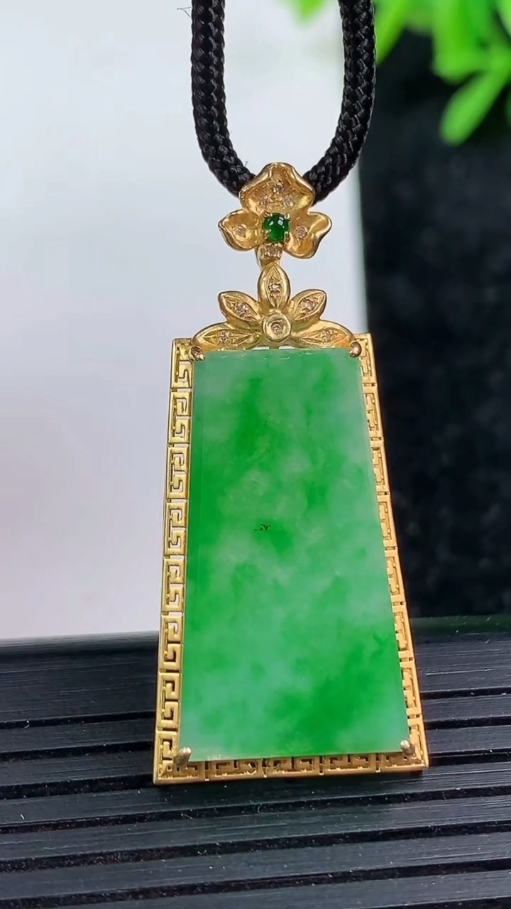 天然A货翡翠无事牌吊坠尺寸38-16.6-4.9重量:3.46g
3月15日