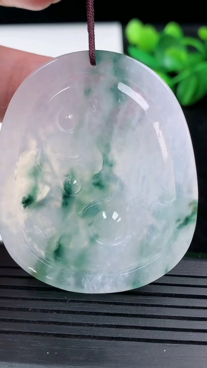 天然A货翡翠飘花文殊菩萨吊坠尺寸59.1-40.6-4.9重量:21.79g
3月15日