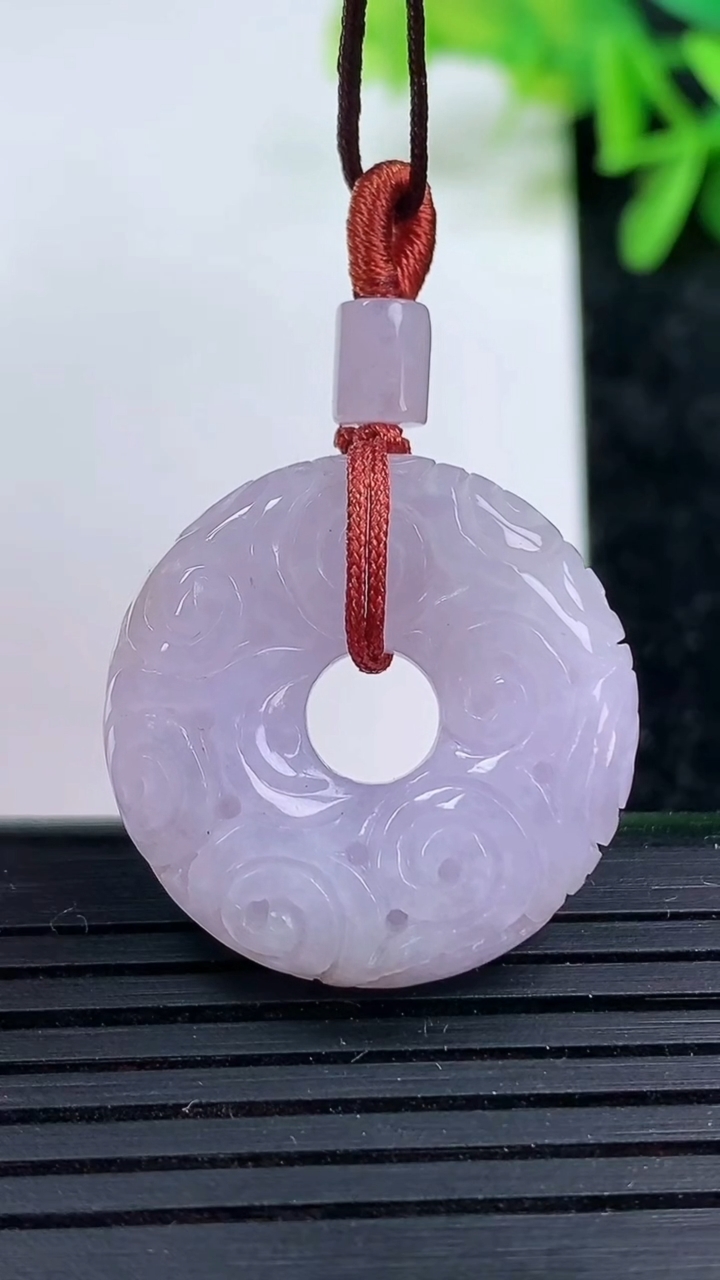 天然A货翡翠紫罗兰雕花平安扣吊坠尺寸24.6-6.2重量:7.97g
3月15日