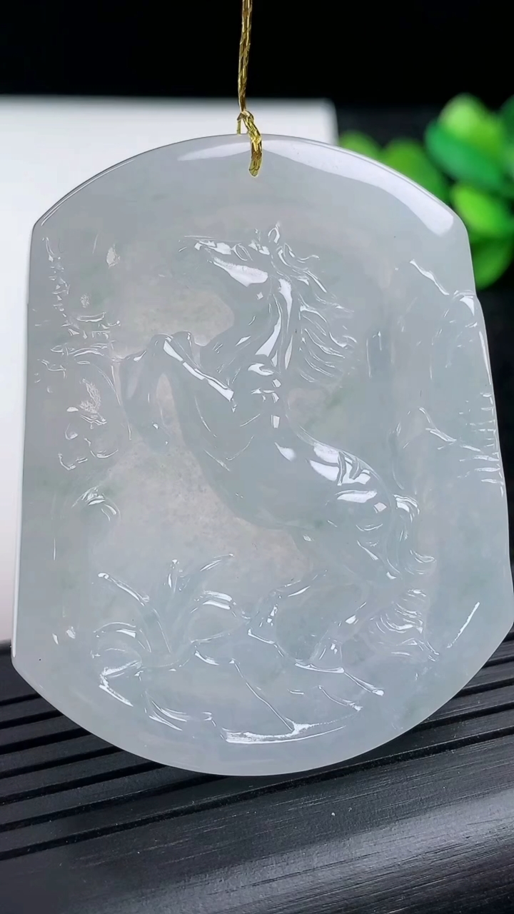 天然A货翡翠飘花生肖马吊坠尺寸53.5-43.2-4.2重量:26.18g
3月15日