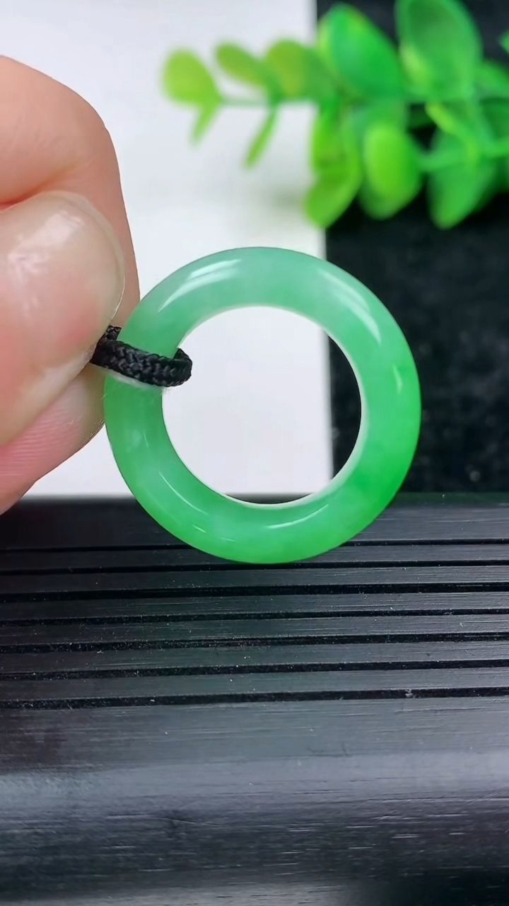 天然A货翡翠指环戒指尺寸16.7-6-4.2重量:5.41g2026年3月15日
工厂直销收藏佳品,种好水足，色泽均匀，有种有色，上手高大气！