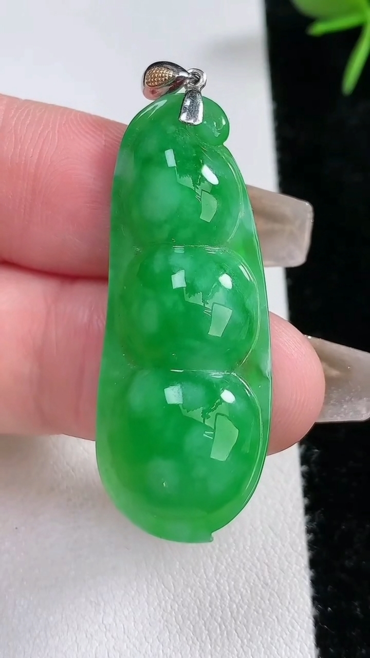 天然A货翡翠福豆吊坠，尺寸41-16.2-5.2，重量:6.12g
3月15日