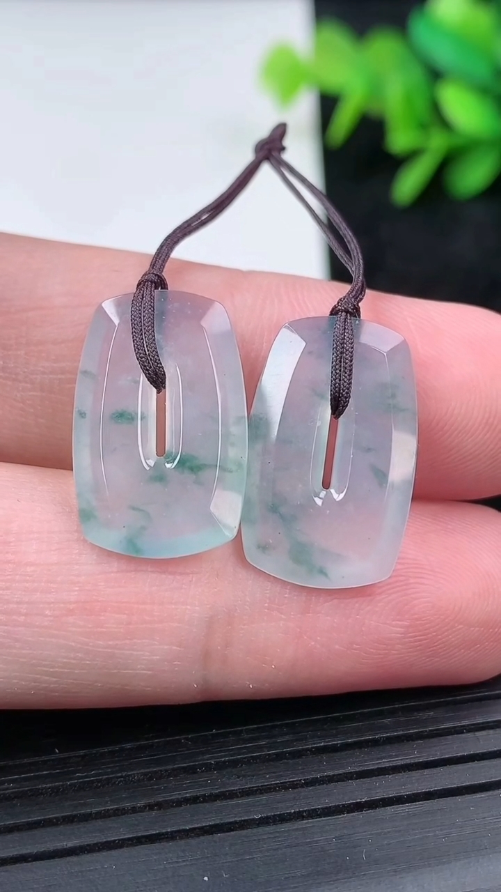 天然A货翡翠冰种飘花福贝吊坠一对尺寸19.5-12.3-2.5重量:3.33g
3月15日