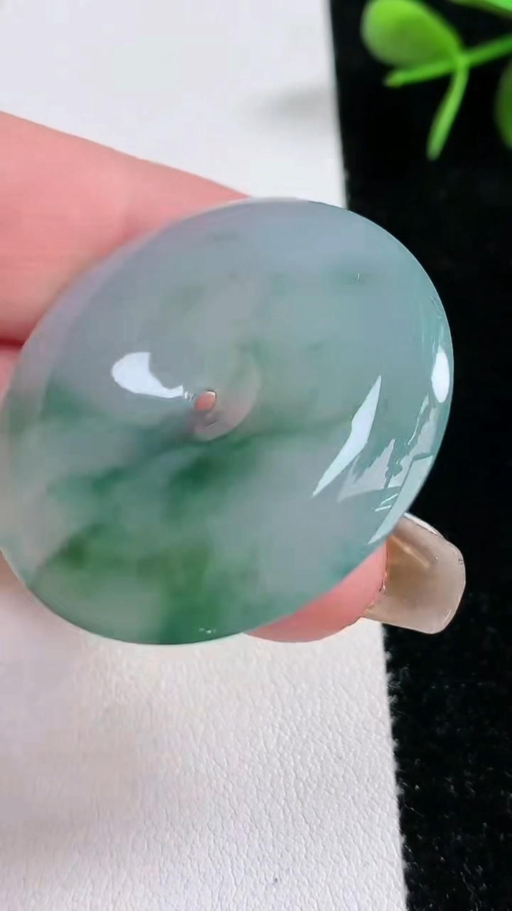 天然A货翡翠种飘花平安扣吊坠，尺寸38-6，重量:17.96g
3月15日