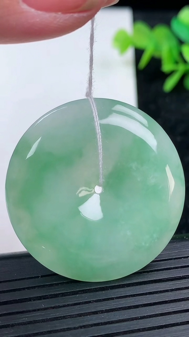 天然A货翡翠平安扣吊坠尺寸37.4-6.1重量:18.61g
3月15日