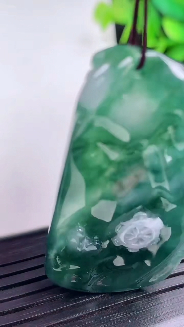 天然A货翡翠大日如来吊坠尺寸52-26.8-10.4重量:23.77g
3月15日